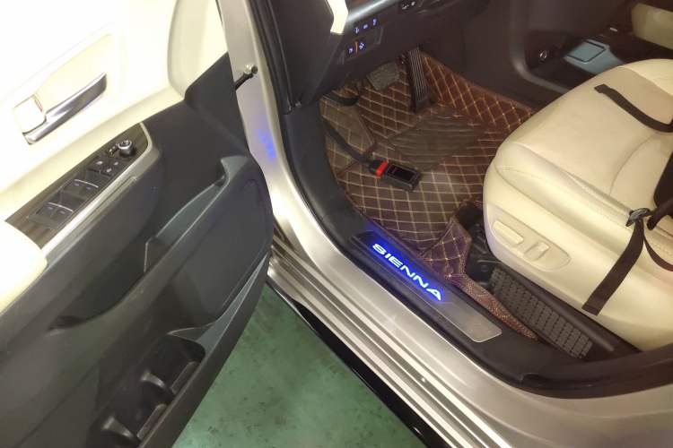 Used Toyota SIENNA 2021 2.5L Hybrid Ultimate Edition Interior 3