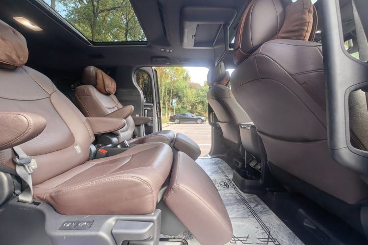 Used Toyota SIENNA 2021 2.5L Hybrid Platinum Edition Interior 3