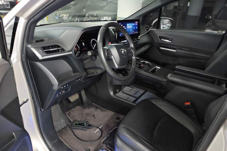 Used Toyota SIENNA 2021 2.5L Hybrid Premium Edition Interior 3