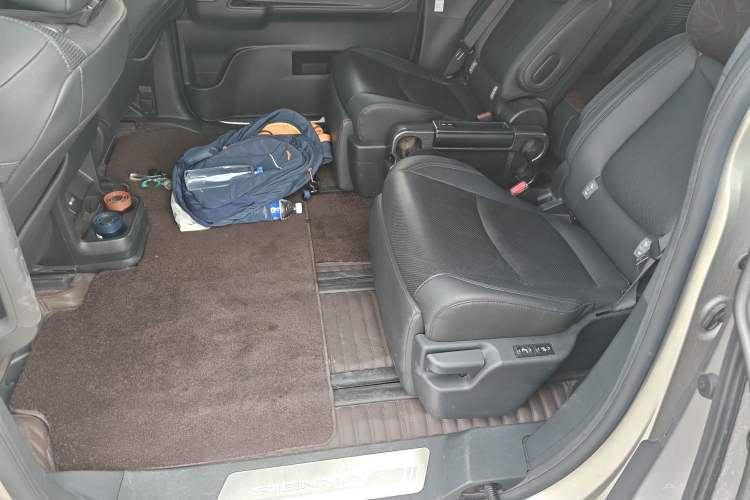 Used Toyota SIENNA 2021 2.5L Hybrid Ultimate Edition Interior 4