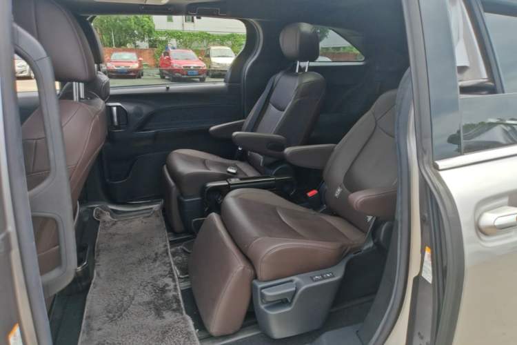 Used Toyota SIENNA 2021 2.5L Hybrid Platinum Edition Interior 4