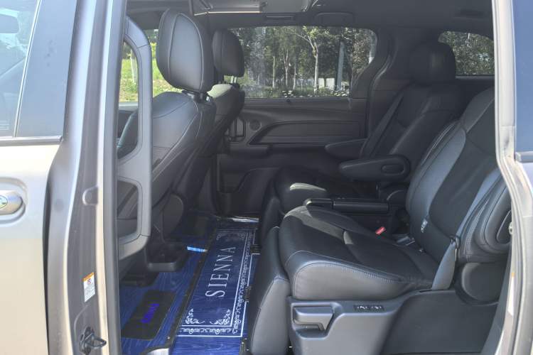 Used Toyota SIENNA 2021 2.5L Hybrid Premium Edition Interior 4