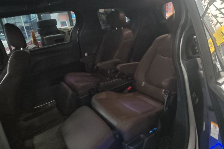 Used Toyota SIENNA 2021 2.5L Hybrid Platinum Edition Interior 4