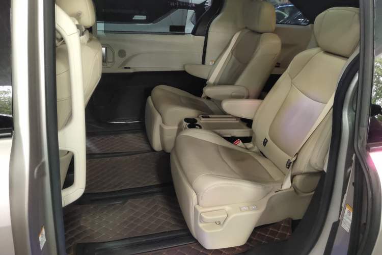 Used Toyota SIENNA 2021 2.5L Hybrid Ultimate Edition Interior 4