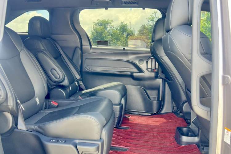 Used Toyota SIENNA 2021 2.5L Hybrid Premium Edition Interior 4