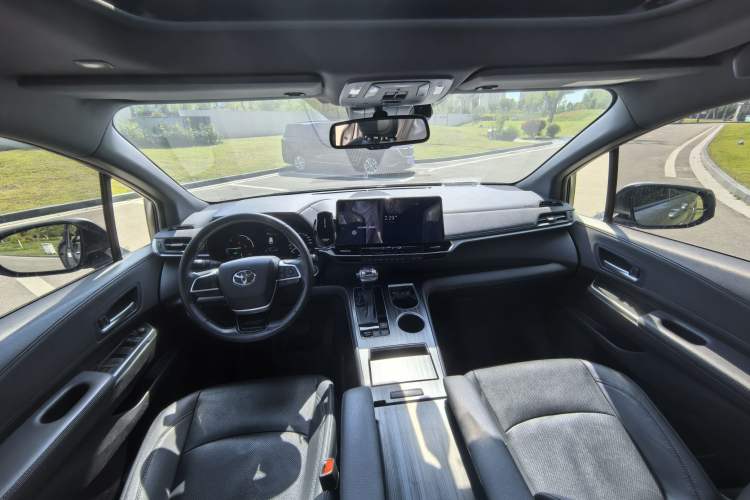 Used Toyota SIENNA 2021 2.5L Hybrid Premium Edition Interior 5