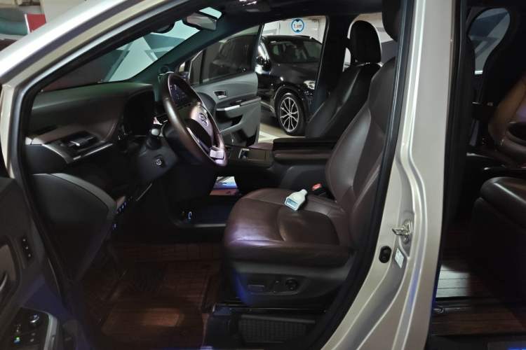 Used Toyota SIENNA 2021 2.5L Hybrid Platinum Edition Left Front Seat