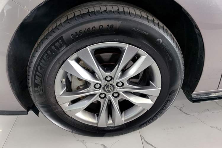 Used Toyota SIENNA 2021 2.5L Hybrid Platinum Edition Left Front Wheel Hub