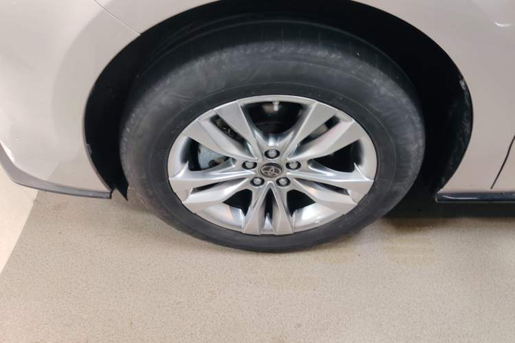Used Toyota SIENNA 2021 2.5L Hybrid Platinum Edition Left Front Wheel Hub
