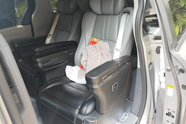 Used Toyota SIENNA 2021 2.5L Four-Wheel Drive XLE 7-Seater Canadian Version Left Rear Seat