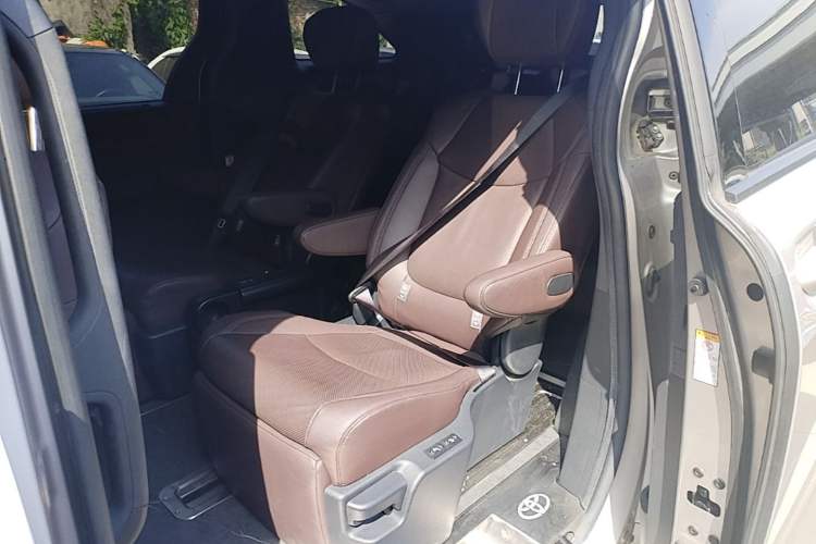 Used Toyota SIENNA 2021 2.5L Hybrid Platinum Edition Left Rear Seat