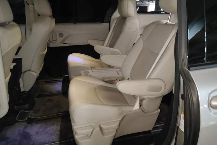 Used Toyota SIENNA 2021 2.5L Hybrid Luxury Edition Left Rear Seat