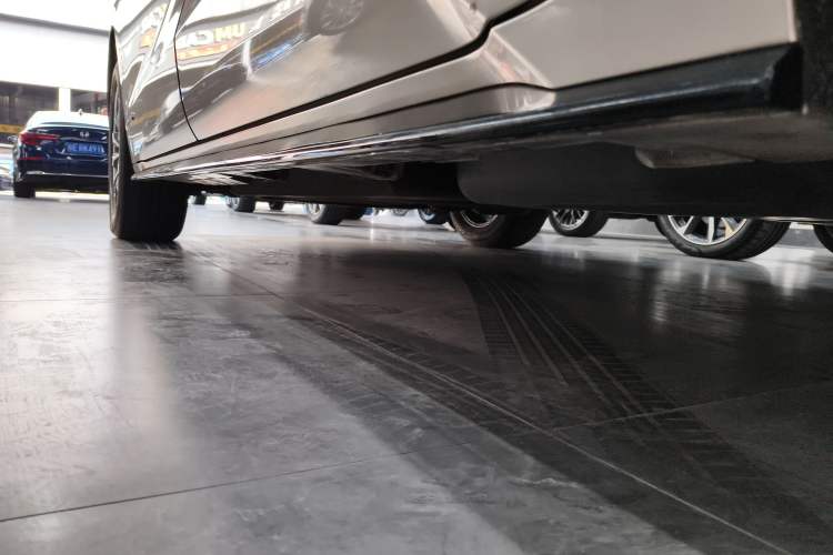 Used Toyota SIENNA 2021 2.5L Hybrid Ultimate Edition Left Side Sill