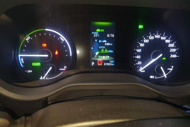 Used Toyota SIENNA 2021 2.5L Hybrid Premium Edition Odometer Close Up