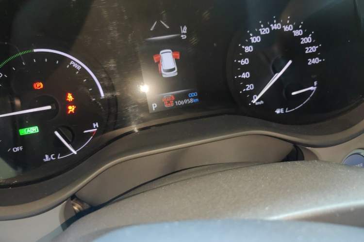 Used Toyota SIENNA 2021 2.5L Hybrid Luxury Edition Odometer Close Up