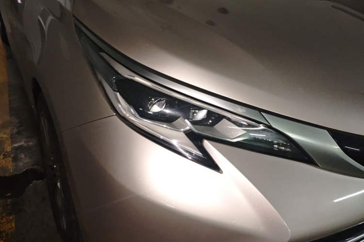 Used Toyota SIENNA 2021 2.5L Hybrid Platinum Edition Right Front Headlight