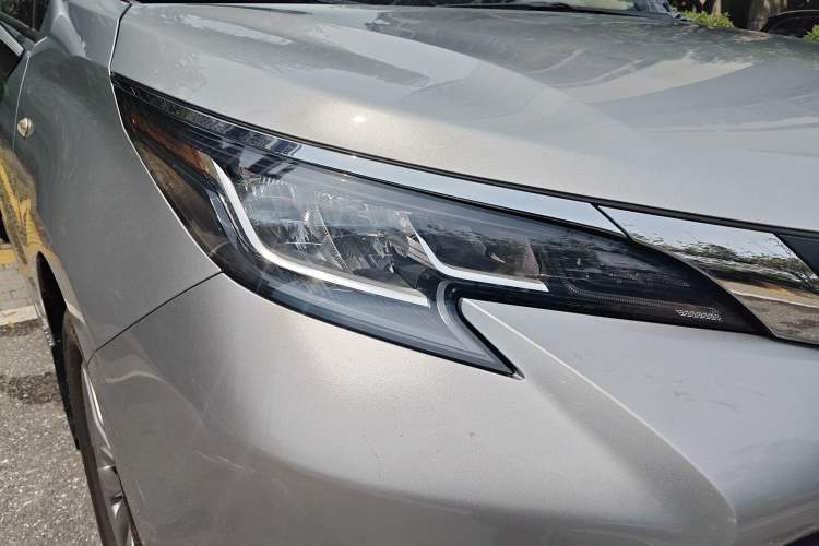 Used Toyota SIENNA 2021 2.5L Four-Wheel Drive XLE 7-Seater Canadian Version Right Front Headlight