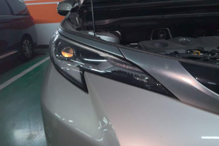 Used Toyota SIENNA 2021 2.5L Hybrid Luxury Edition Right Front Headlight