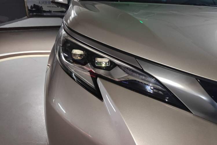 Used Toyota SIENNA 2021 2.5L Hybrid Platinum Edition Right Front Headlight