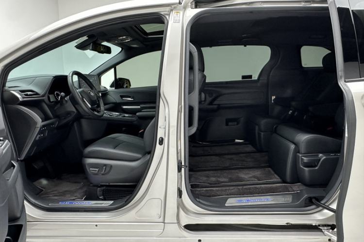 Used Toyota SIENNA 2021 2.5L Hybrid Premium Edition Right Front Seat
