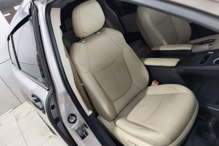 Used Toyota SIENNA 2021 2.5L Hybrid Ultimate Edition Right Front Seat