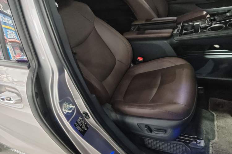 Used Toyota SIENNA 2021 2.5L Hybrid Platinum Edition Right Front Seat