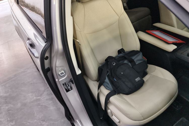 Used Toyota SIENNA 2021 2.5L Hybrid Ultimate Edition Right Front Seat