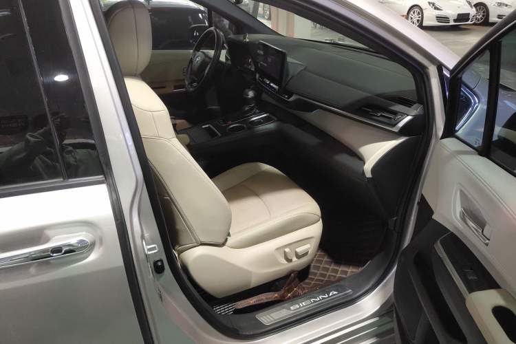 Used Toyota SIENNA 2021 2.5L Hybrid Ultimate Edition Right Front Seat