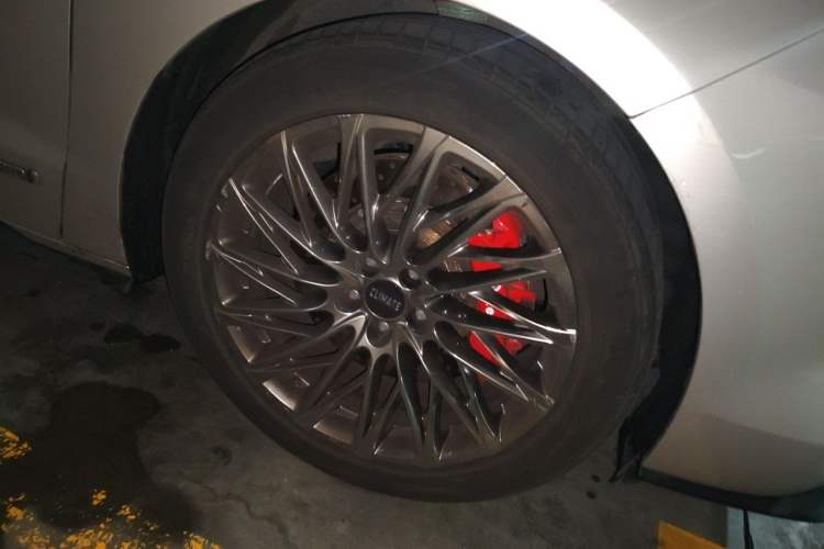 Used Toyota SIENNA 2021 2.5L Hybrid Platinum Edition Right Front Wheel Hub