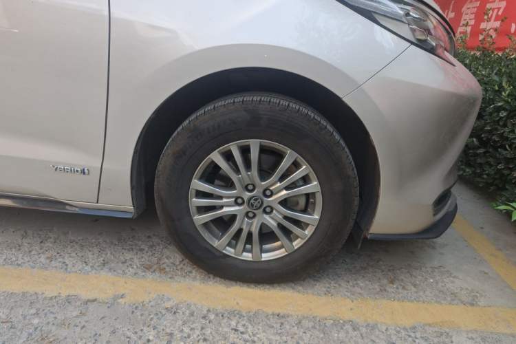Used Toyota SIENNA 2021 2.5L Hybrid Premium Edition Right Front Wheel Hub