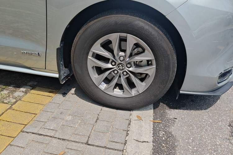 Used Toyota SIENNA 2021 2.5L Four-Wheel Drive XLE 7-Seater Canadian Version Right Front Wheel Hub
