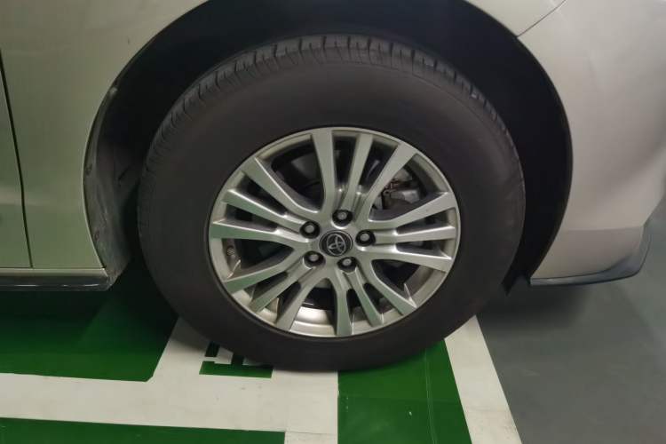 Used Toyota SIENNA 2021 2.5L Hybrid Premium Edition Right Front Wheel Hub