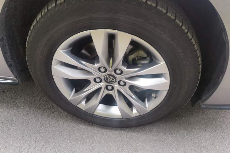 Used Toyota SIENNA 2021 2.5L Hybrid Platinum Edition Right Front Wheel Hub