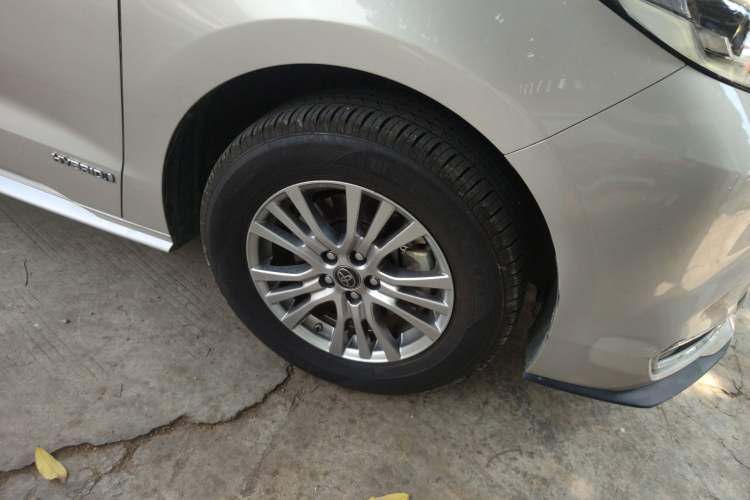 Used Toyota SIENNA 2021 2.5L Hybrid Comfort Edition Right Front Wheel Hub
