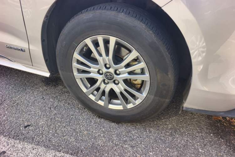 Used Toyota SIENNA 2021 2.5L Hybrid Comfort Edition Right Front Wheel Hub