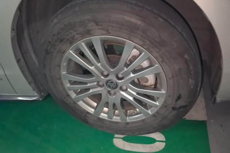 Used Toyota SIENNA 2021 2.5L Hybrid Luxury Edition Right Front Wheel Hub