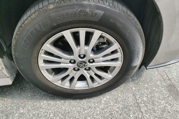 Used Toyota SIENNA 2021 2.5L Hybrid Premium Edition Right Front Wheel Hub