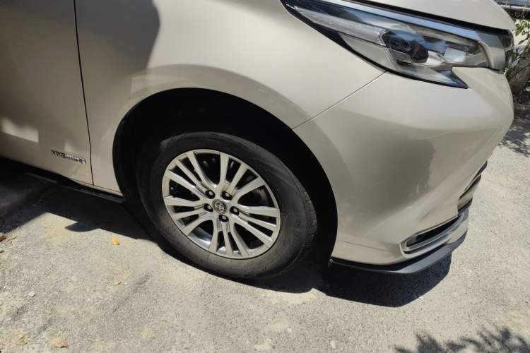Used Toyota SIENNA 2021 2.5L Hybrid Luxury Edition Right Front Wheel Hub