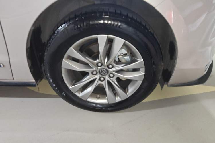 Used Toyota SIENNA 2021 2.5L Hybrid Platinum Edition Right Front Wheel Hub