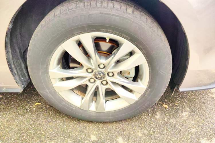 Used Toyota SIENNA 2021 2.5L Hybrid Platinum Edition Right Front Wheel Hub