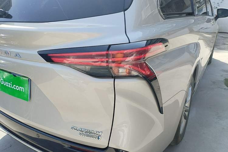 Used Toyota SIENNA 2021 2.5L Hybrid Platinum Edition Right Rear Taillight