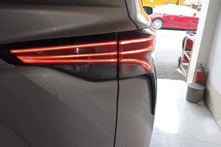 Used Toyota SIENNA 2021 2.5L Hybrid Premium Edition Right Rear Taillight