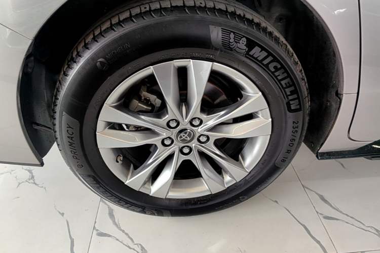 Used Toyota SIENNA 2021 2.5L Hybrid Platinum Edition Right Rear Wheel Hub