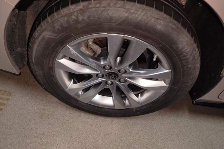 Used Toyota SIENNA 2021 2.5L Hybrid Platinum Edition Right Rear Wheel Hub