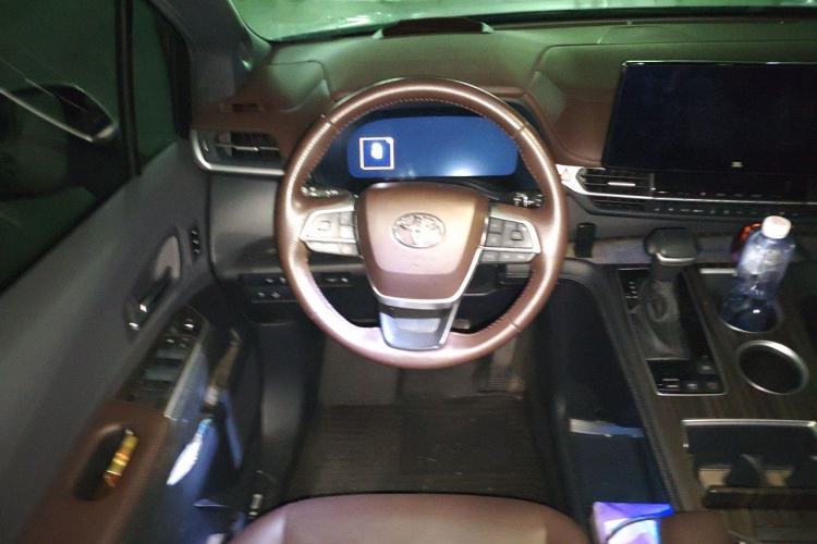 Used Toyota SIENNA 2021 2.5L Hybrid Platinum Edition Steering Wheel