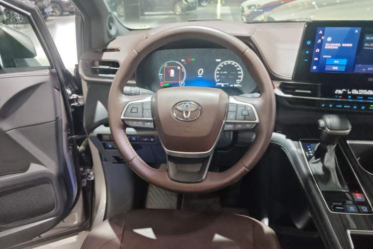 Used Toyota SIENNA 2021 2.5L Hybrid Platinum Edition Steering Wheel