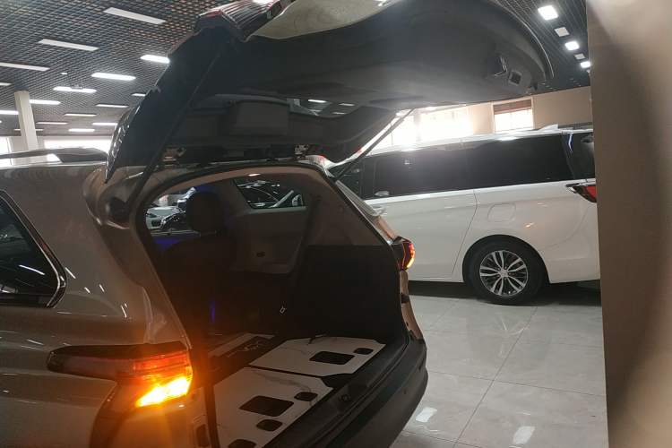 Used Toyota SIENNA 2021 2.5L Hybrid Comfort Edition Trunk