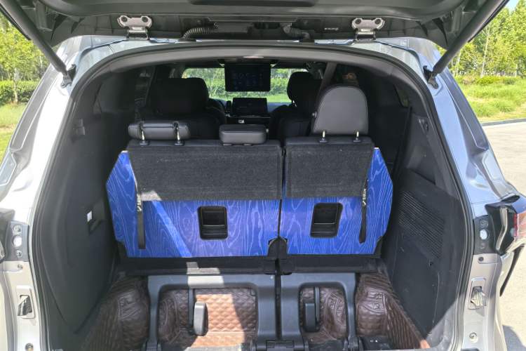 Used Toyota SIENNA 2021 2.5L Hybrid Premium Edition Trunk
