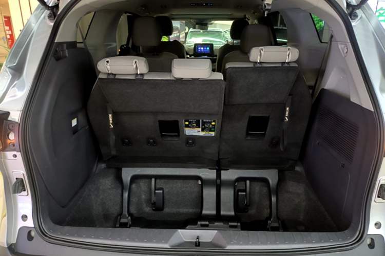 Used Toyota SIENNA 2021 2.5L Hybrid Comfort Edition Trunk