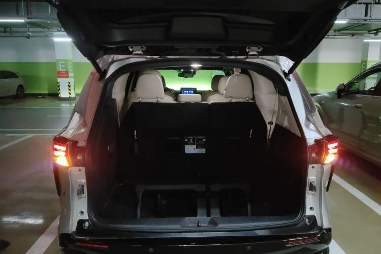 Used Toyota SIENNA 2021 2.5L Hybrid Luxury Edition Trunk